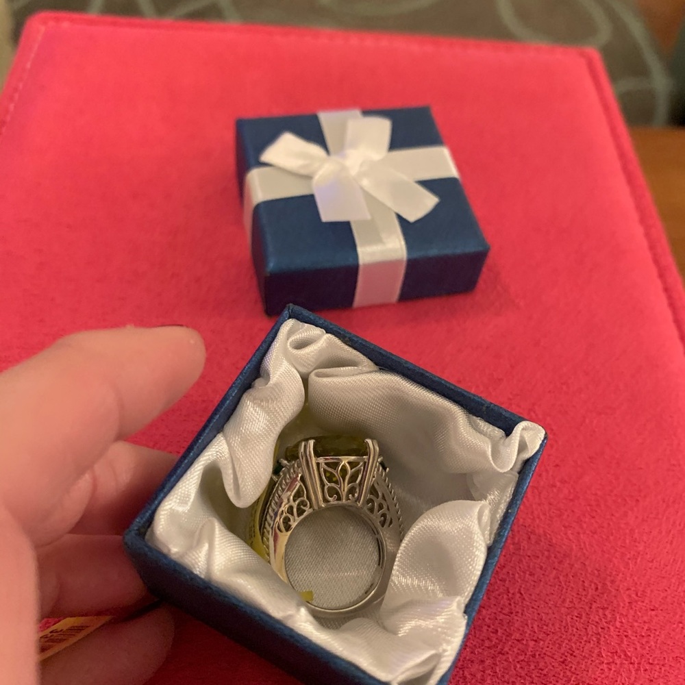 🎉GORGEOUS, substantial Cocktail Ring - Picture 8 of 8